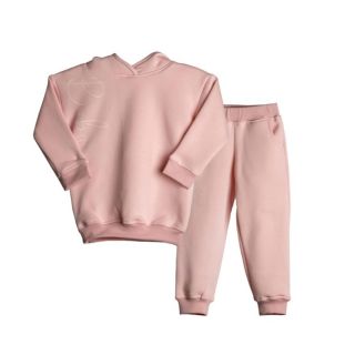 Jemná, pohodlná a stylová! 🌸 Tato souprava z počesané teplákoviny v nádherné peach barvě je přesně to, co potřebujete pro...